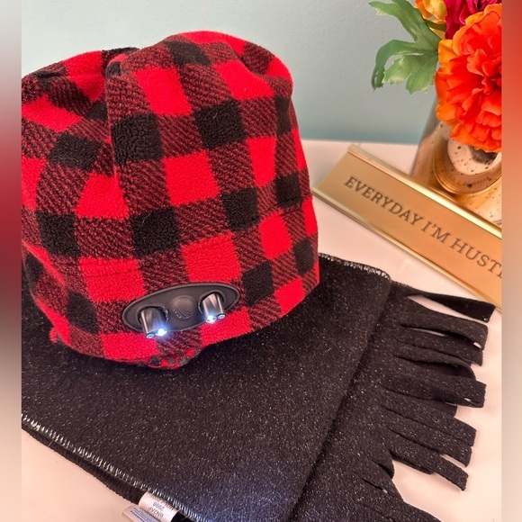 Hat & scarf set, hat has lights, excellent condition - Picture 1 of 10